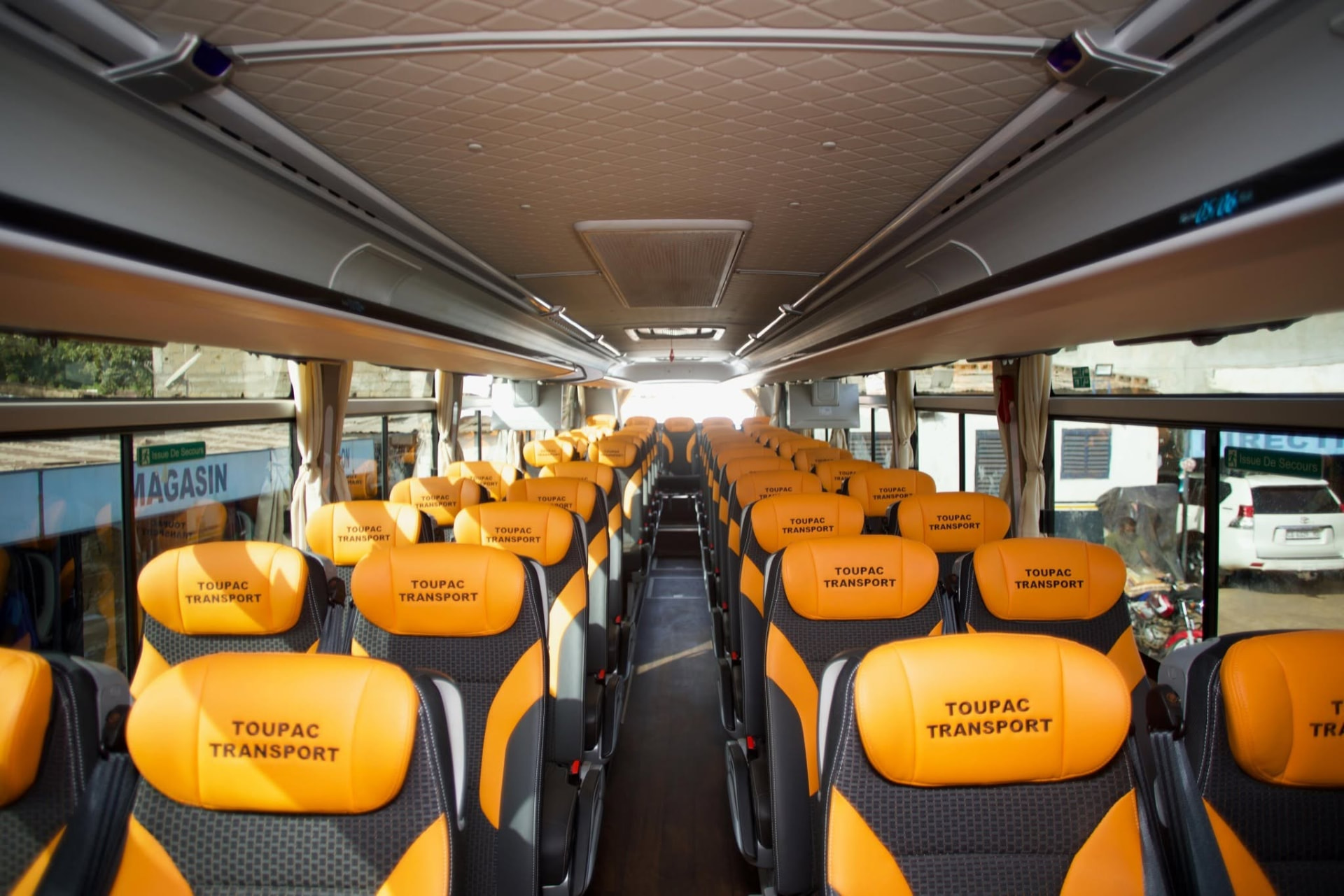 Intérieur luxueux et confortable d'un bus Toupac Transport